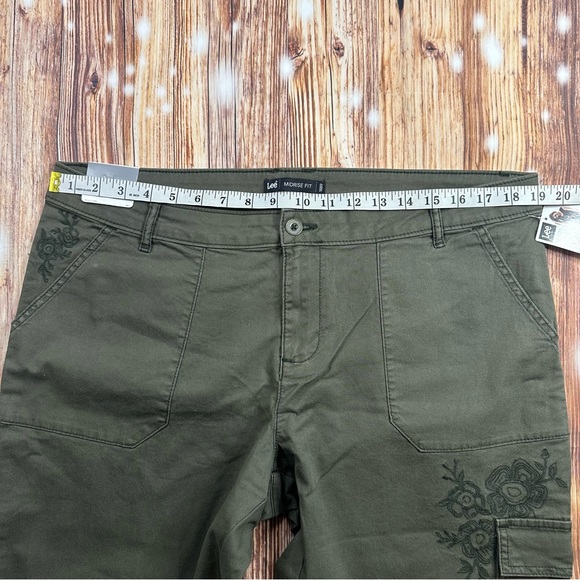 NWT Lee Crop Utility Cargo Pocket Pants Floral Embroidered Green Women’s Size 16 - Picture 7 of 16